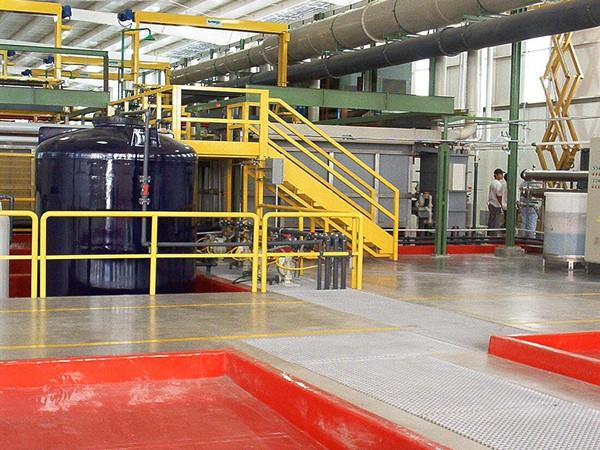 玻璃钢地板格栅和栏杆可提高工厂安全性
